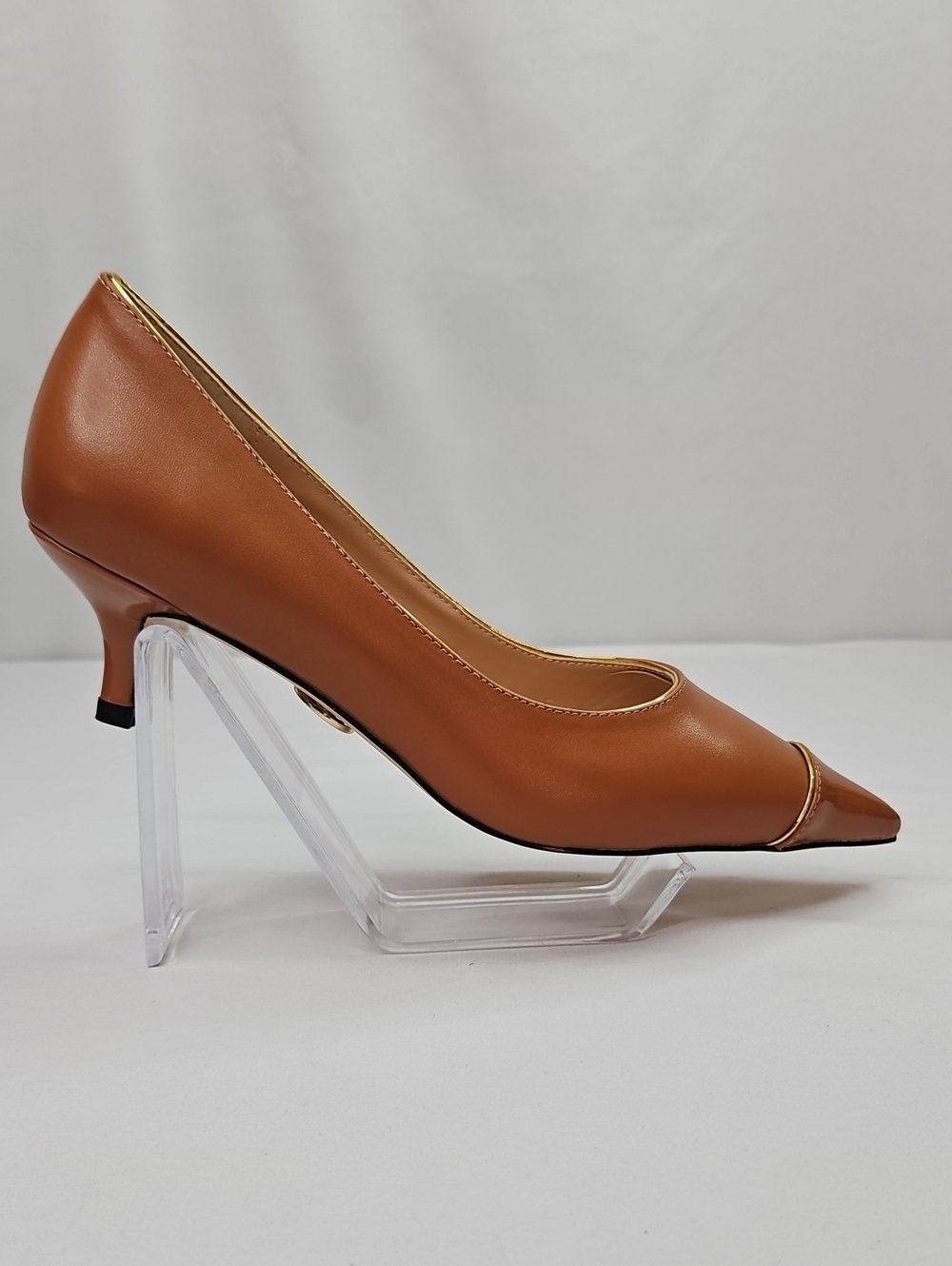 Things II Come Pastel Brown Pointed Kitten Heel Pumps With Gold Accent Sz 7 NWT